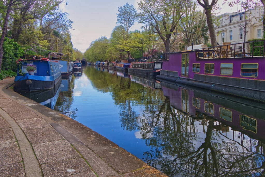 Hausboot-Kanal in Little Venice London an einem sonnigen Tag