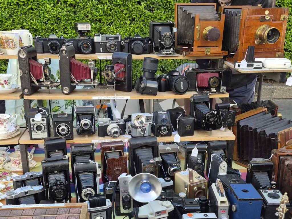 Antiquitätenstand am Portobello Road Market mit alten Kameras