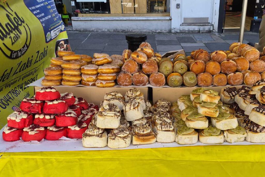 Stände mit Mehlspeisen am Portobello Road Market London mit vielen Variationen