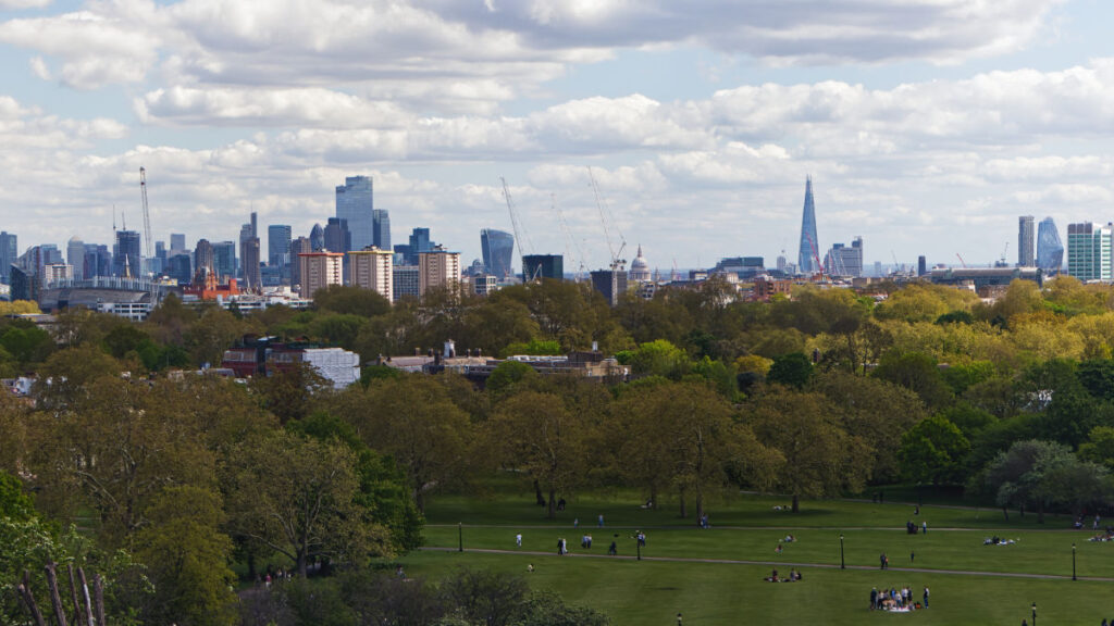 Panoramablick vom Primrose Hill auf die Londoner Skyline mit dem Shard und der City