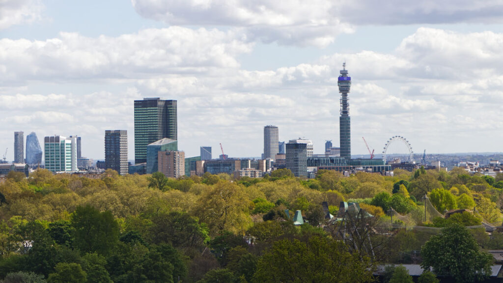 Telezoom-Aufnahme der Londoner Skyline vom Primrose Hill mit BT Tower und London Eye