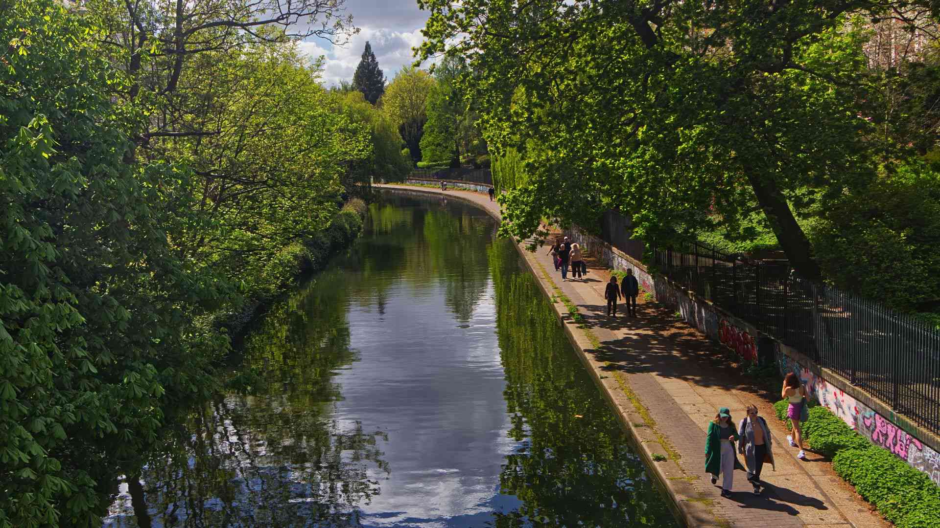 Blick von oben auf den Regent's Canal in London mit Bäumen auf beiden Seiten
