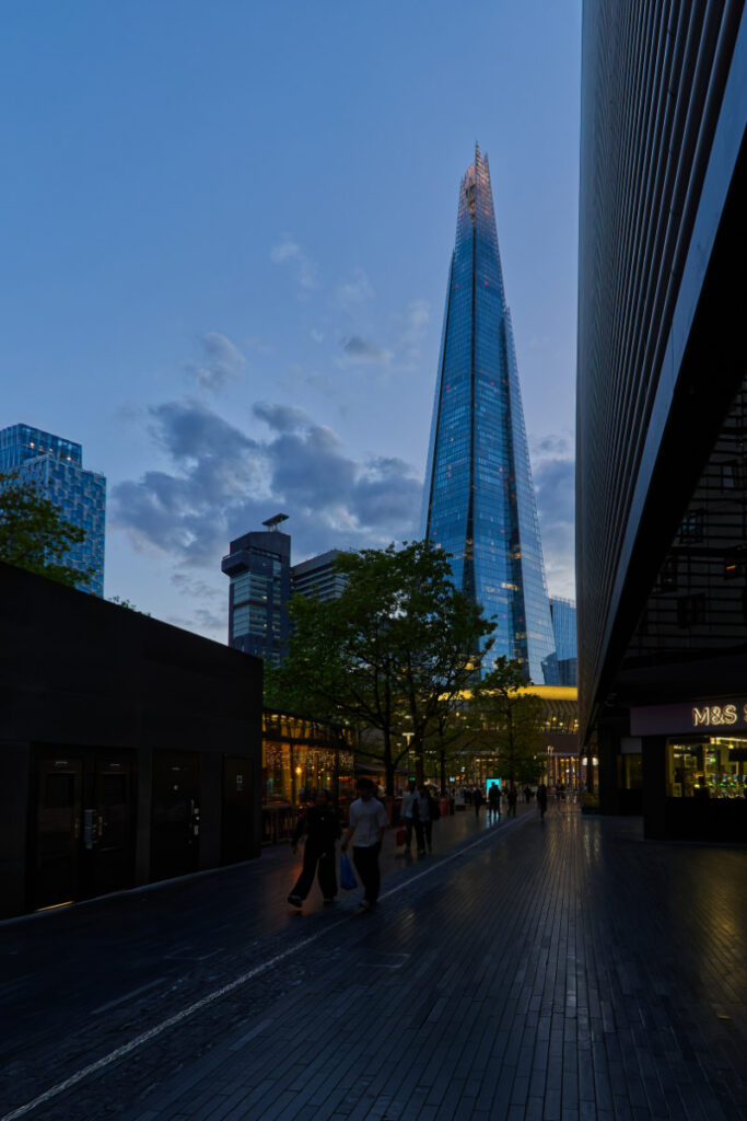 Fußgängerzone bei der London Bridge Station mit Blick auf den Shard in der blauen Stunde