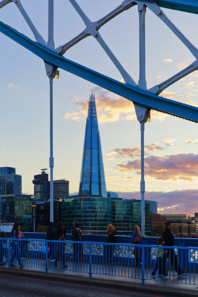 Blick auf den Shard durch die Stahlkonstruktion der Tower Bridge gerahmt