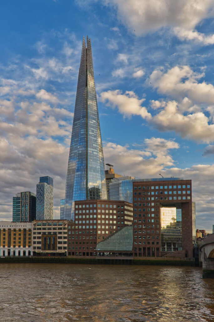 The Shard vor blauem Himmel mit Wolken, Blick von der London Bridge
