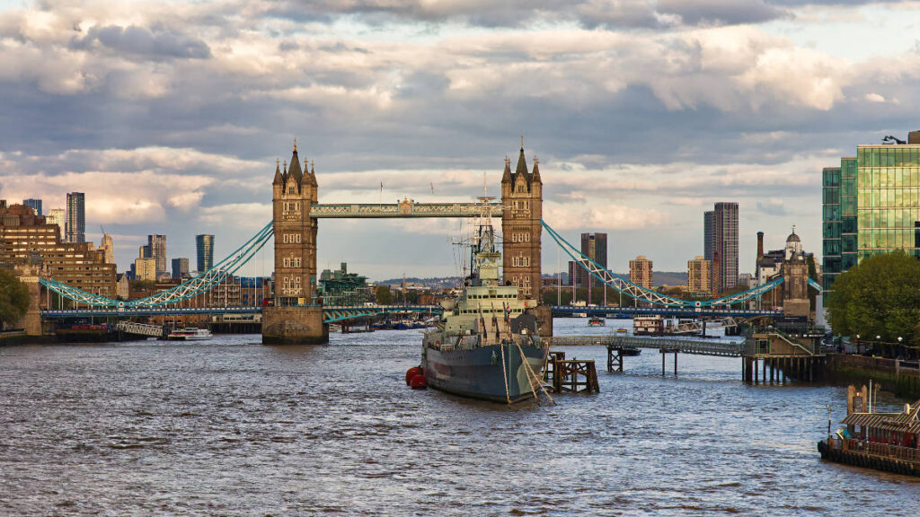 Tower Bridge mit der HMS Belfast im Vordergrund, Blick von der London Bridge