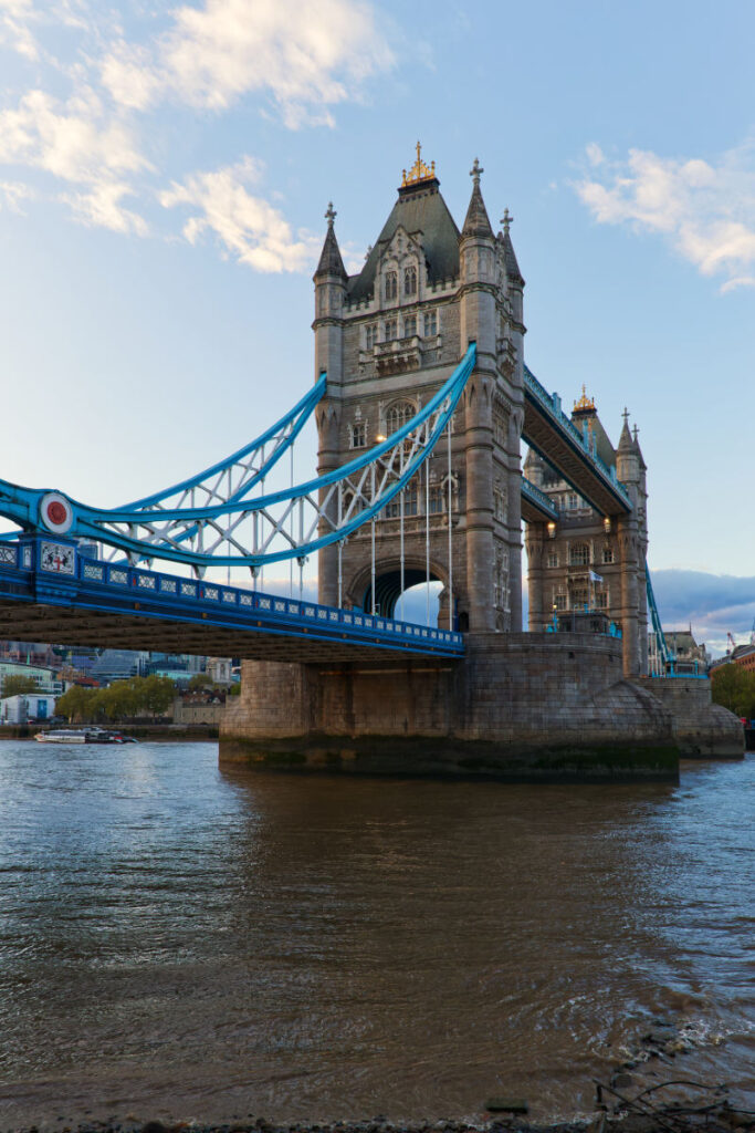 Tower Bridge mit blauem Himmel, Blickwinkel von den Horsleydown Old Stairs aus