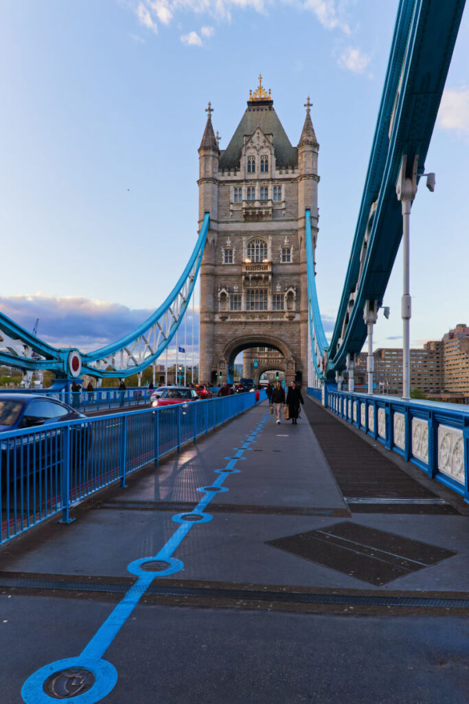 Blick auf einen Turm der Tower Bridge mit Fußgängern und Autoverkehr auf der Brücke