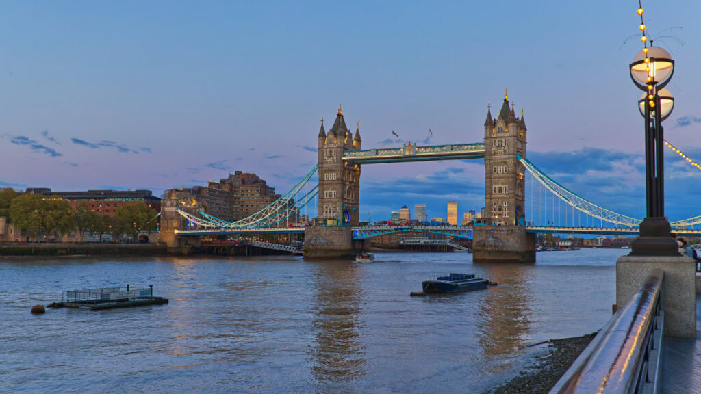 Turm der Tower Bridge in der blauen Stunde, Straßenlaterne im Vordergrund
