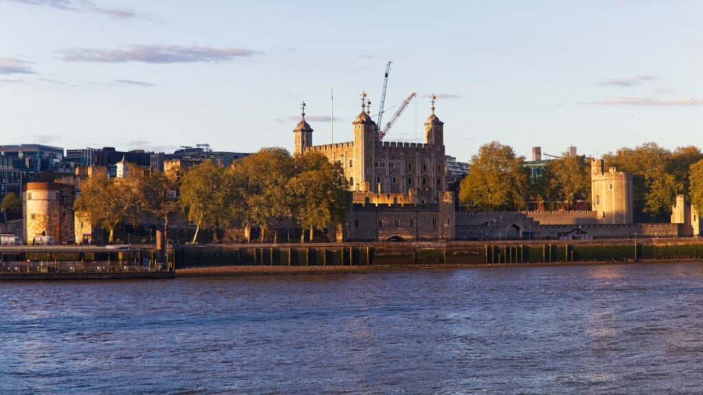 Tower of London am Themseufer im goldenen Abendlicht