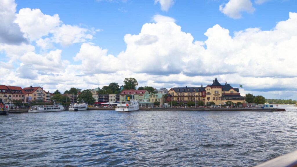 Vaxholm vom Wasser aus gesehen mit bunten Häusern und Fähren, Stockholmer Schärengarten
