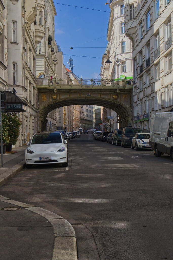 Die Hohe Brücke im Jugendstil führt die Wipplinger Straße über den Tiefen Graben in Wien